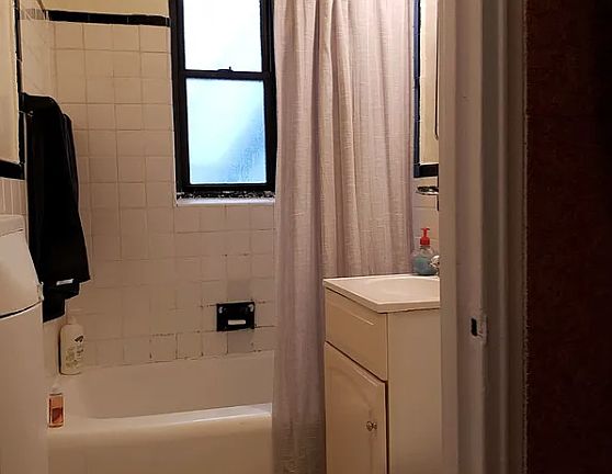4th image of 208 E 70th St APT 2E