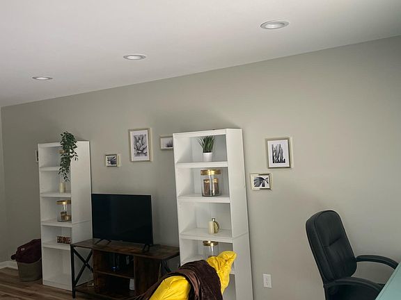 4th image of 3101 Crandon Ln