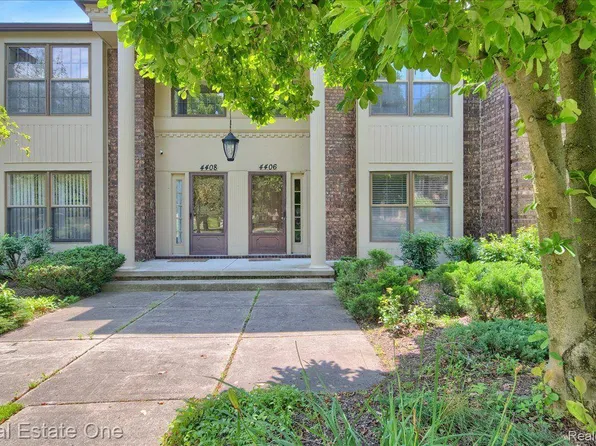 4406 Knightsbridge Ln, West Bloomfield, MI 48323