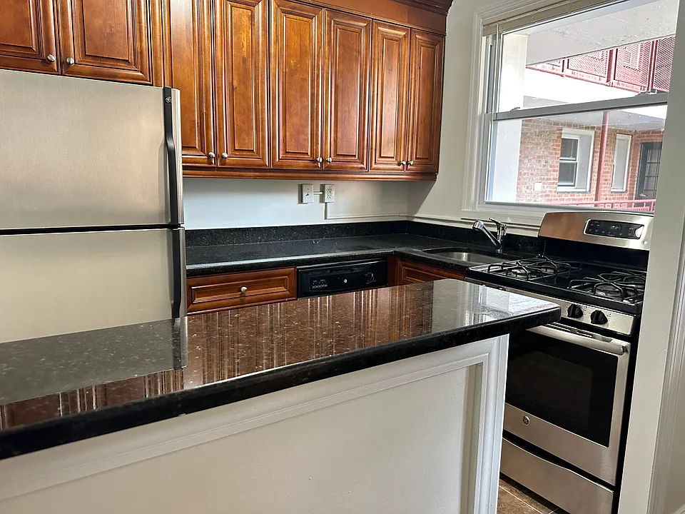Kitchen w/Granite Counters