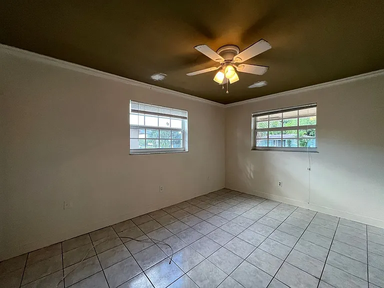 2448 SW 42nd Ter — Photo 3