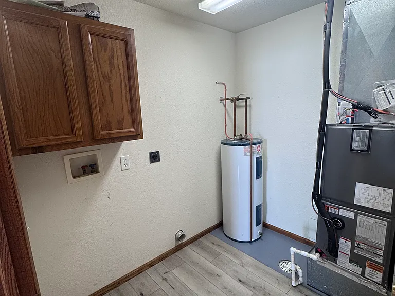 406 S Commercial St — Photo 14