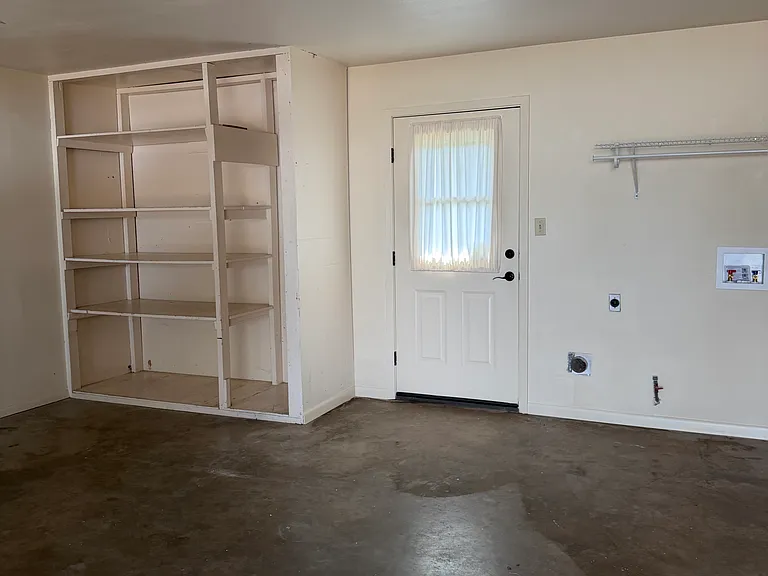 109 E Highway St — Photo 22