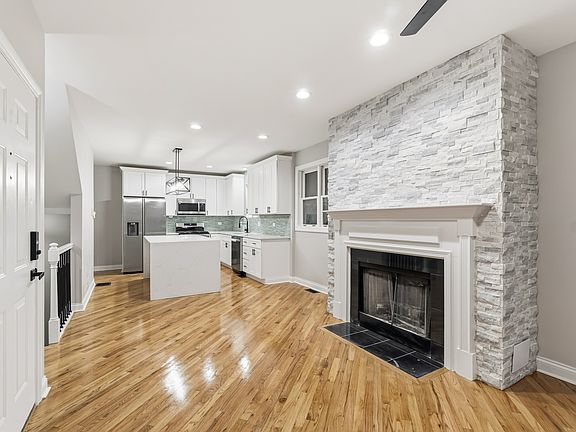 3rd image of 1531 W Oakdale Ave #1