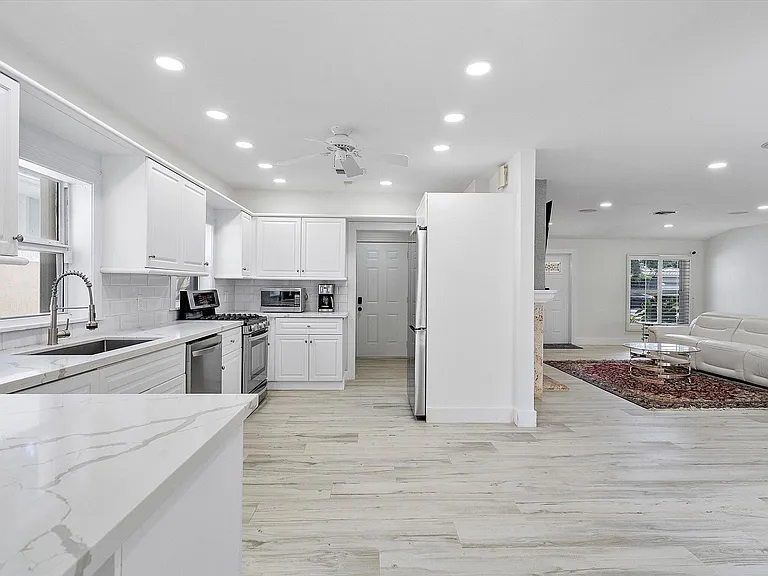 411 Poinciana Dr — Photo 9