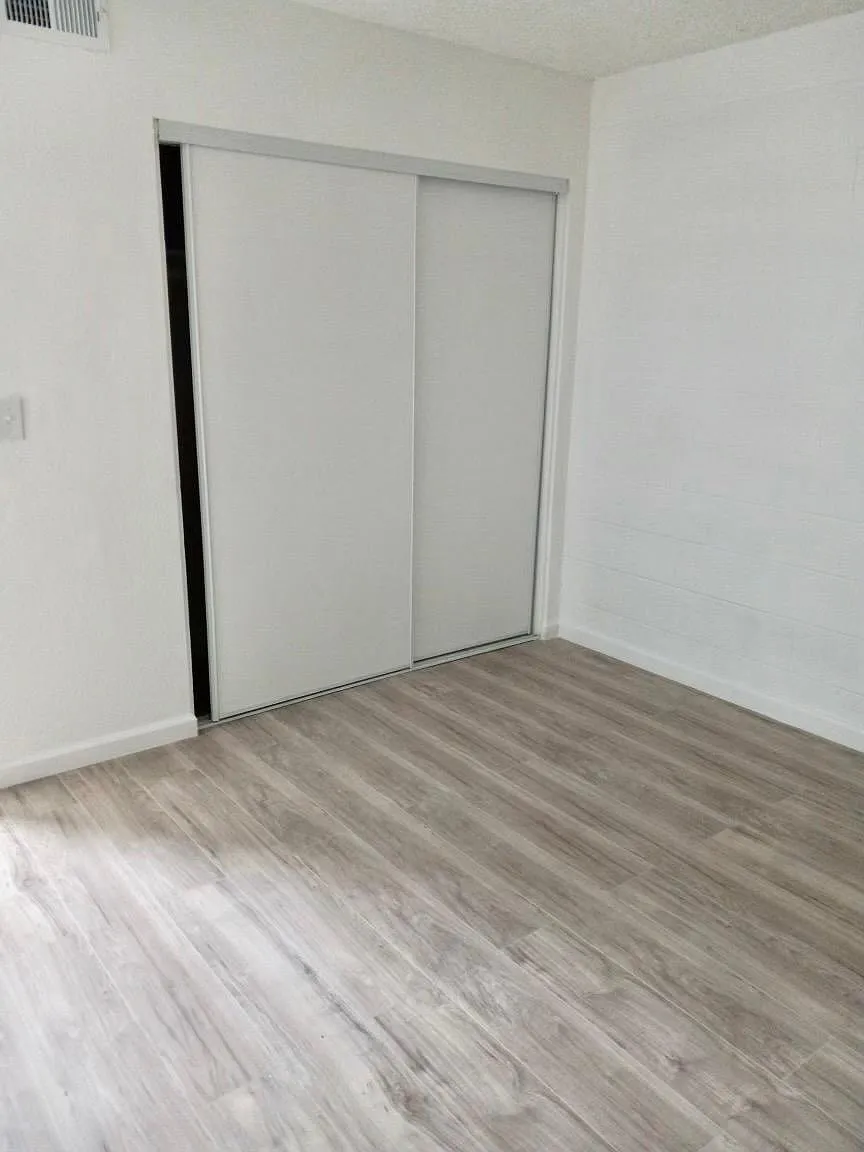625 S Royal Crest Cir — Photo 2
