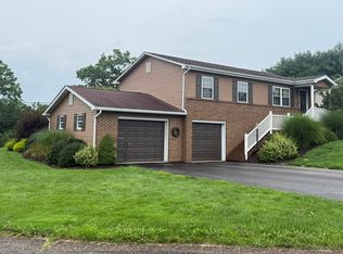 33 Ashland Way, Vandergrift, PA 15690