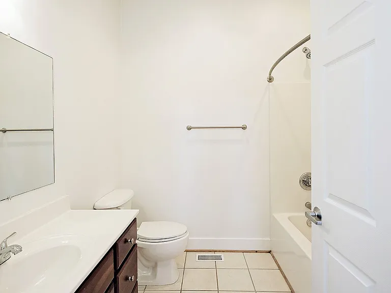 215 5th St SW #1D — Photo 7
