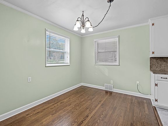 4th image of 205 Fieldstone Cir