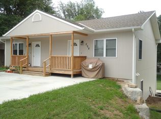 210 Riverview Dr, Wamego, KS 66547