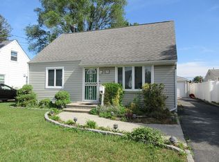 32 Nassau Ave, Plainview, NY 11803