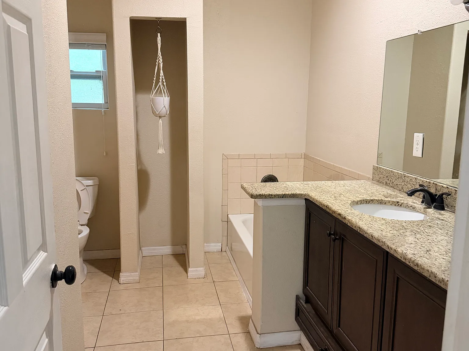 3 bed, 1690 sqft, $2,395 — Photo 4