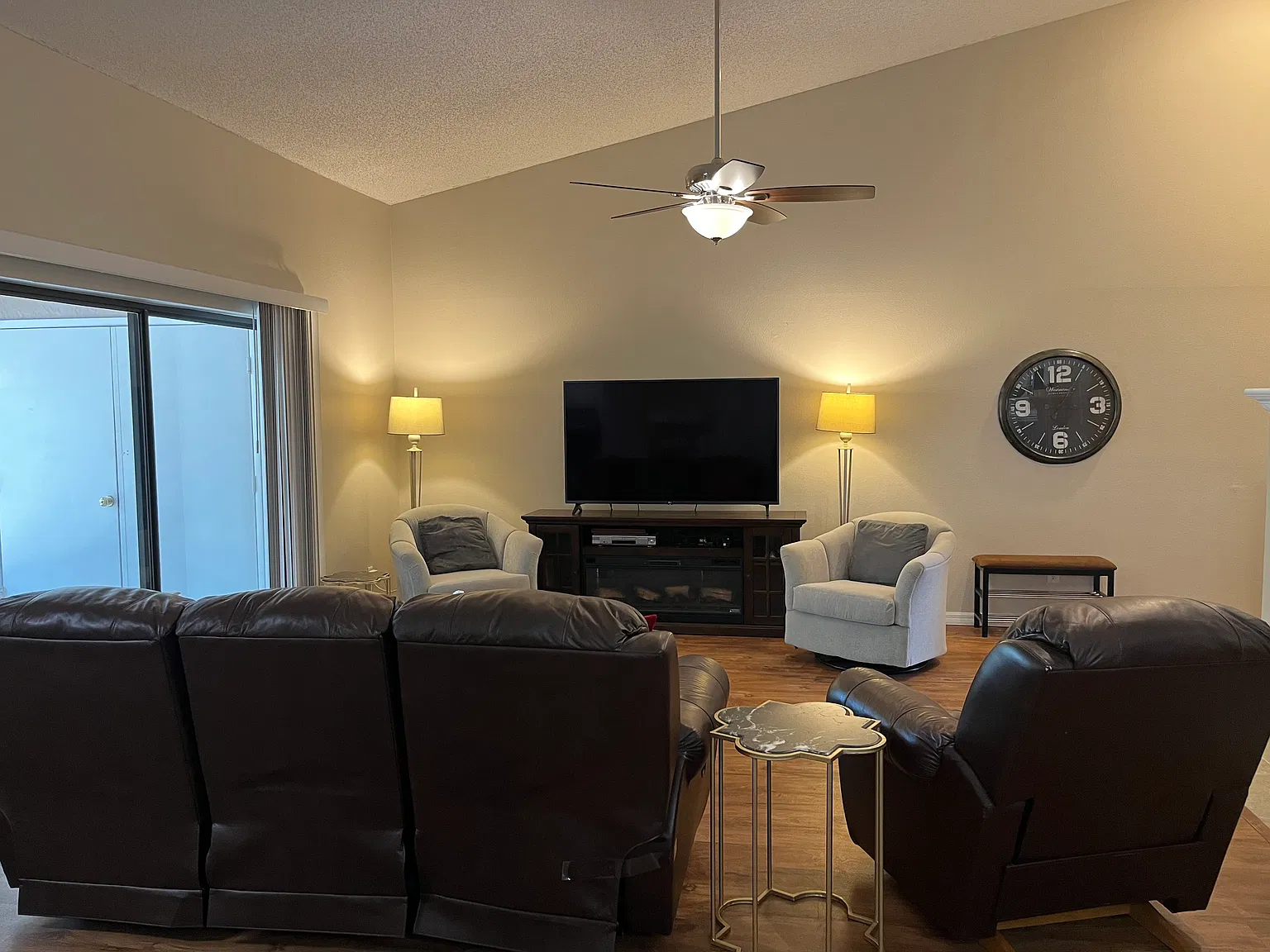 3 bed, 1080 sqft, $2,200 — Photo 3