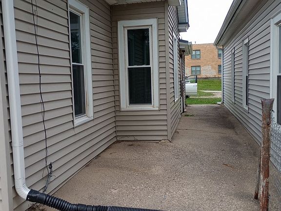 3rd image of 717 W 2nd St