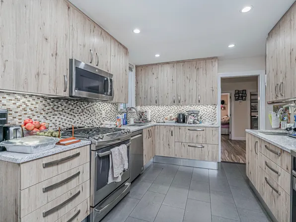 33 Manhattan Court image 9 of 32