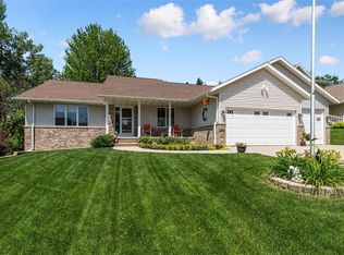 1320 Jackson Woods Ct NW, Cedar Rapids, IA 52405