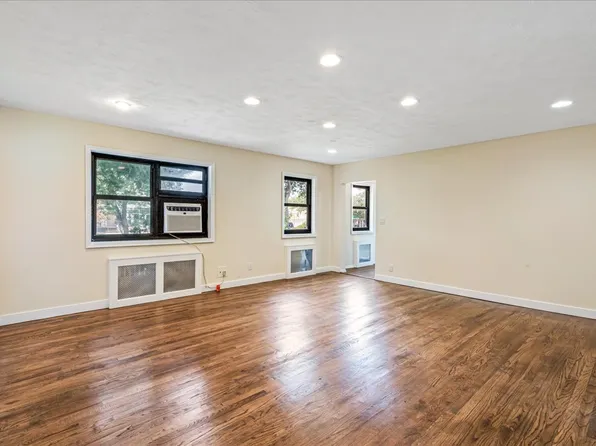 16-37 Utopia Parkway image 3 of 15