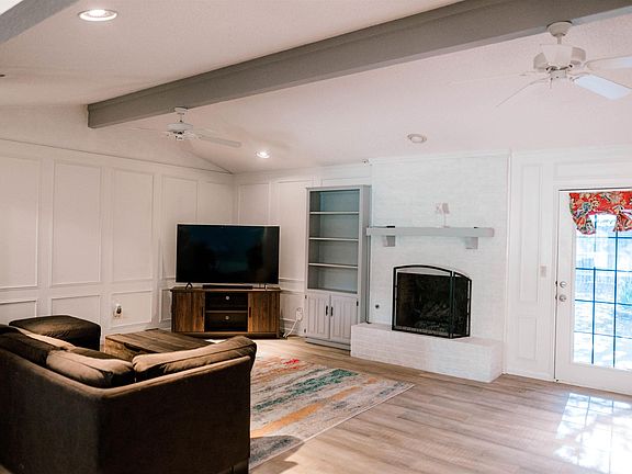 5th image of 4421 Prince Edward Dr