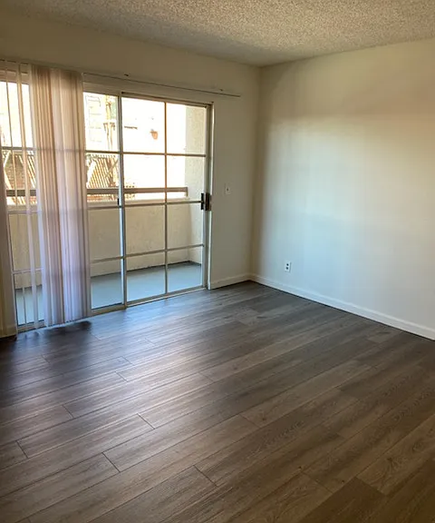 733 S Mariposa Ave — Photo 1