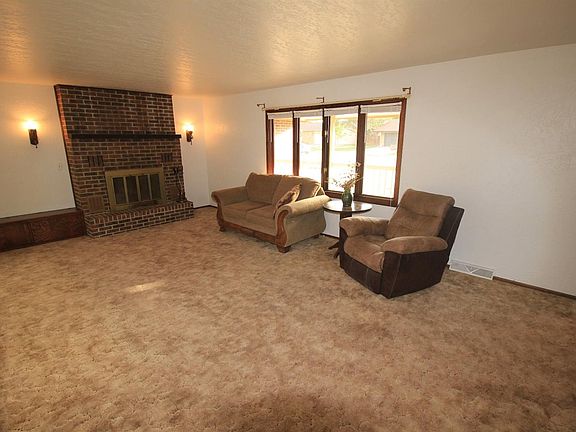 3rd image of 3504 Hillcrest Dr