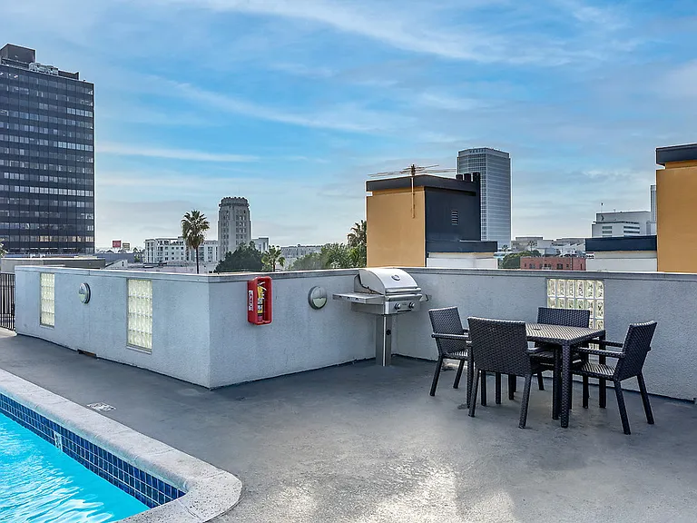 Essex Properties at Miracle Mile — Photo 26
