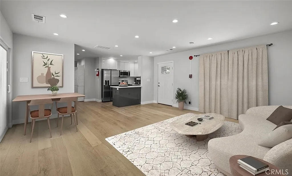 3 bed, 1000 sqft, $3,800 — Photo 2