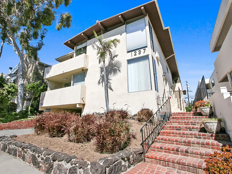 1237 Berkeley St - steps to Wilshire Blvd in Santa Monica — Photo 4