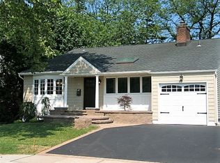 29 Elderberry Rd, Syosset, NY 11791