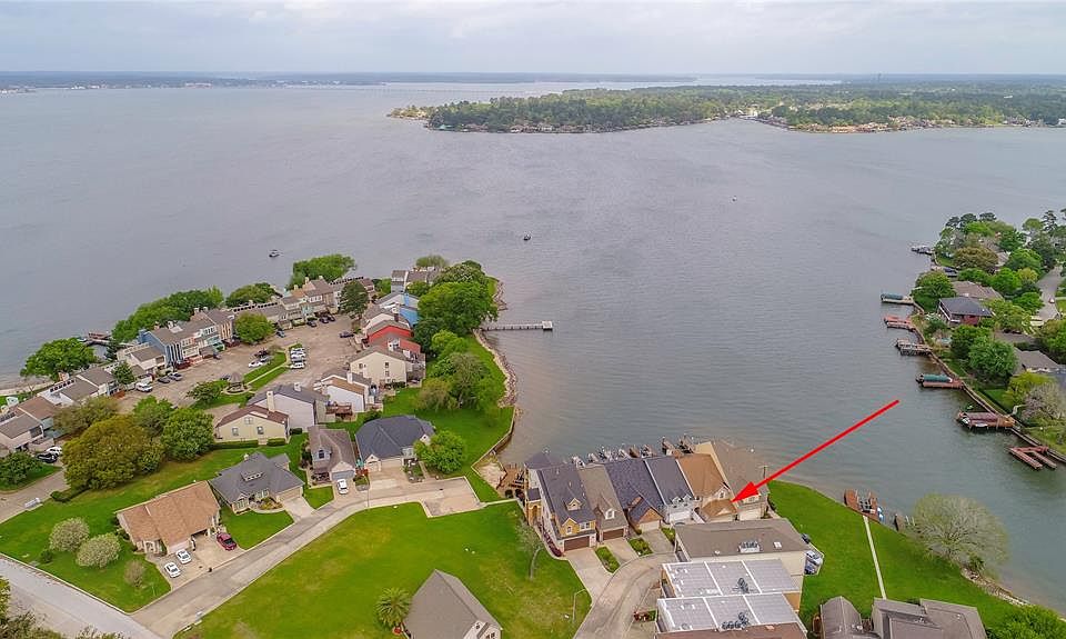 This townhome is in an incredible location. Just a short boat ride to shops, restaurants and entertainment on fabulous Lake Conroe!