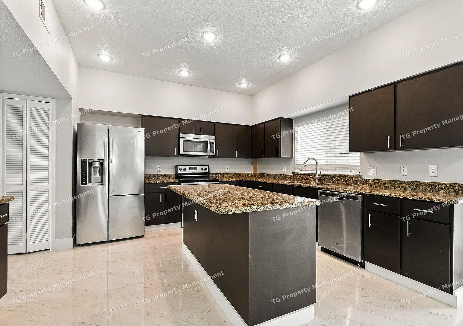 Spacious 4/4 Home in Oviedo FL! Private Covered Pool! Convenient Location Near Shopping, Dining &... — Photo 4