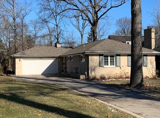688 Green Briar Ln, Lake Forest, IL 60045