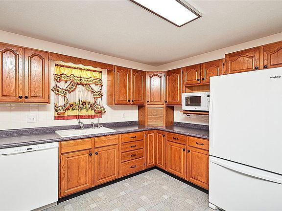 3rd image of 406 Water St