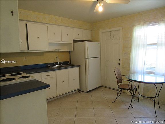 5th image of 330 SW 15th St Unit 1