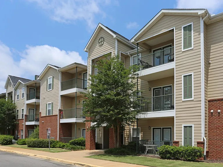 Newly Renovated Apartments & Community | Vie at University Downs