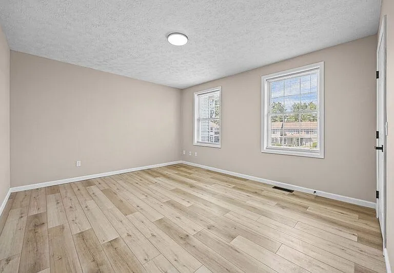 Holcomb Village Apartments — Photo 24