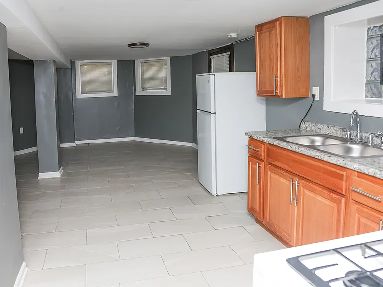 738 E Marquette Rd #G — Photo 9