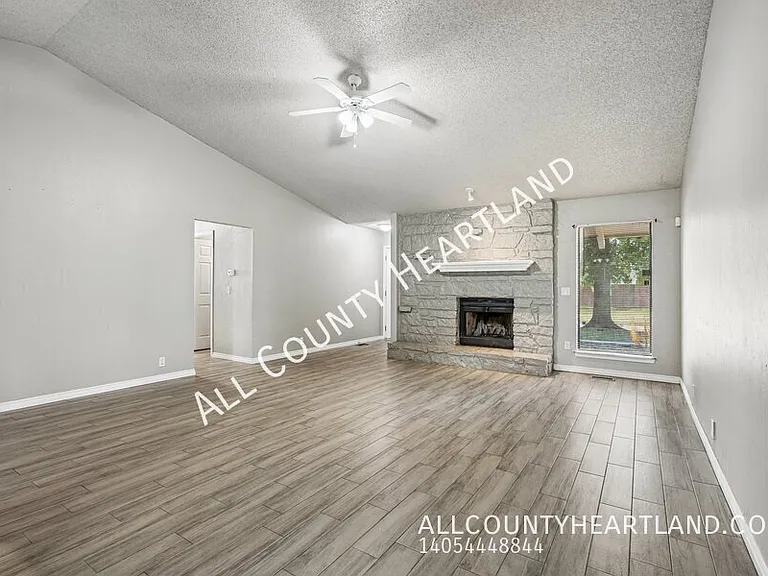 217 Cypress Dr — Photo 3