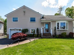 91 Circle Dr, Syosset, NY 11791
