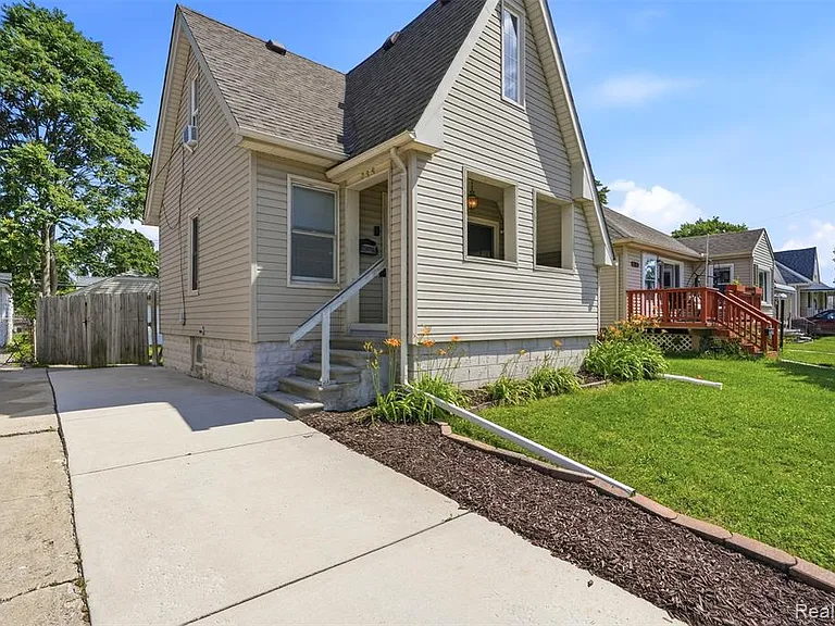 735 E Maxlow Ave — Photo 1