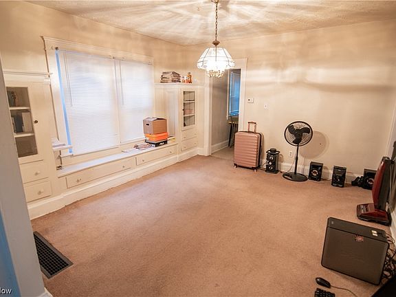 4th image of 10110 Adams Ave