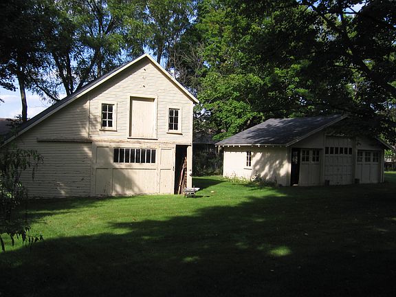 3rd image of 289 E 32nd St