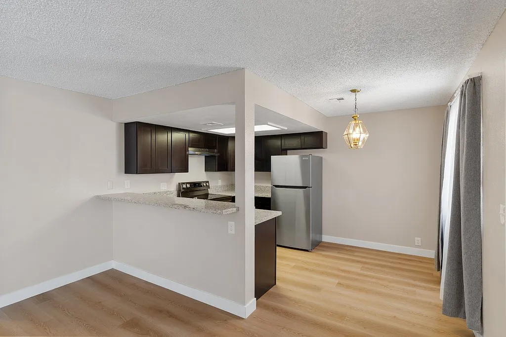 2 bed, 1000 sqft, $1,195 — Photo 4
