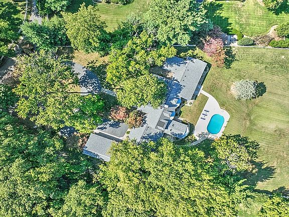 5th image of 92 N Country Club Rd
