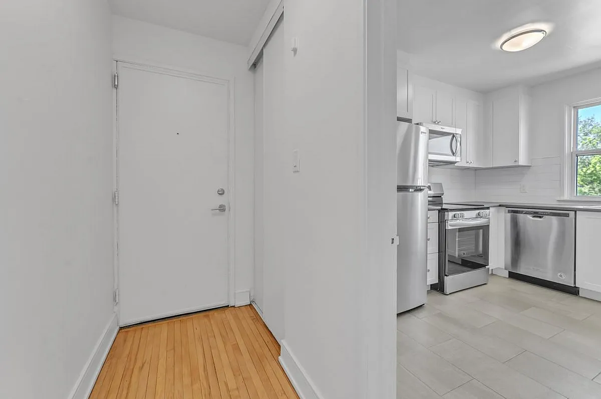 389 Yonge Street — Photo 4