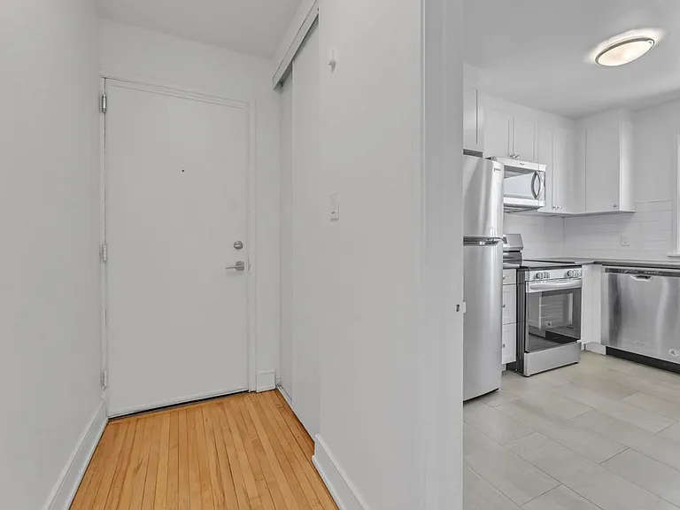 389 Yonge St #401-3 — Photo 4