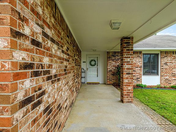 3rd image of 1239 East Dr