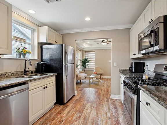 4th image of 3227 Mistletoe St