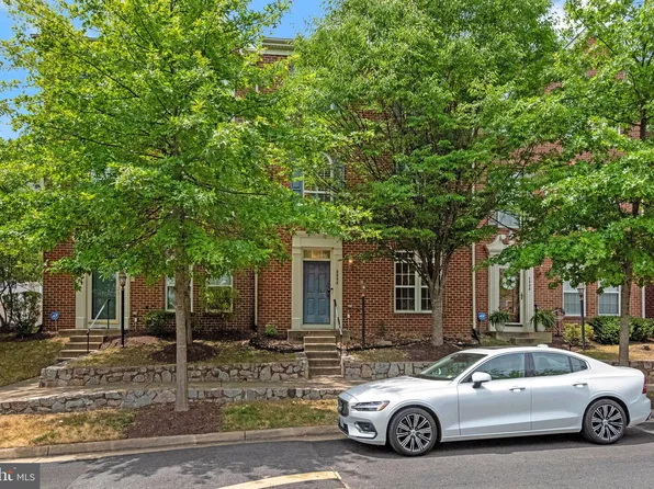 2303 Potomac Club Pkwy, Woodbridge, VA 22191