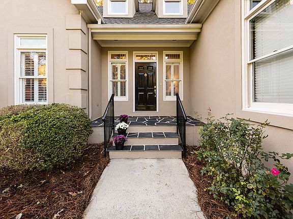 4th image of 823 Brightwood Ln