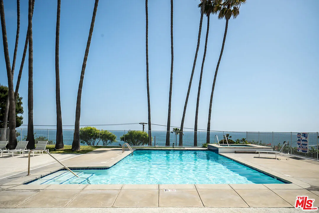 1 bed, 1.0 bath, 1055 sqft, $4,400 — Photo 2